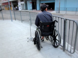 静坐街头的老人