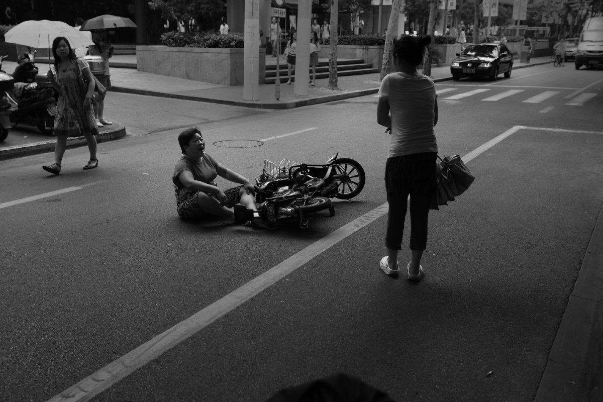 街路上电瓶车与行人相撞的现场.