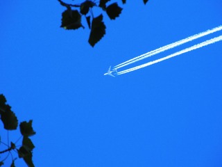 飞机掠过天空2