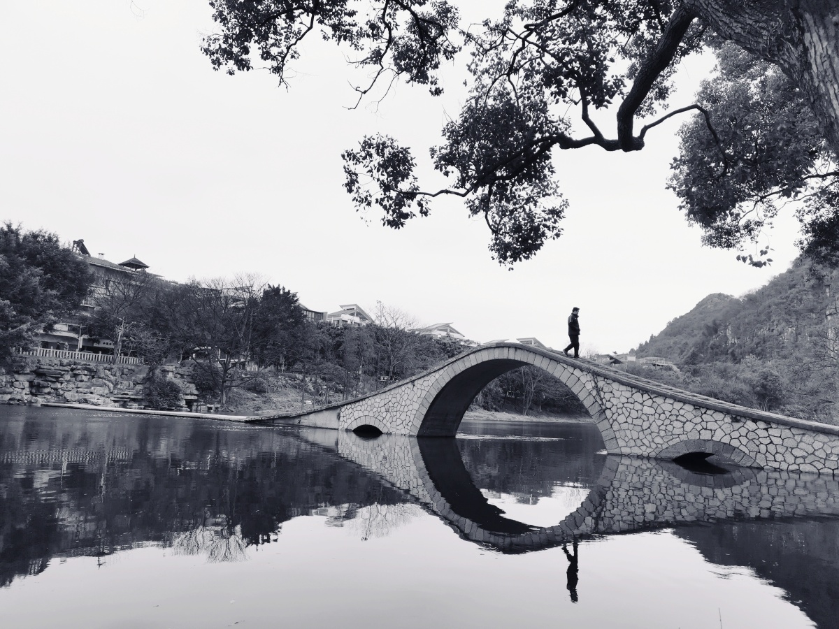 小河手机人像小桥流水景色旅行黑白    打开微信,使用"扫一扫"即可将