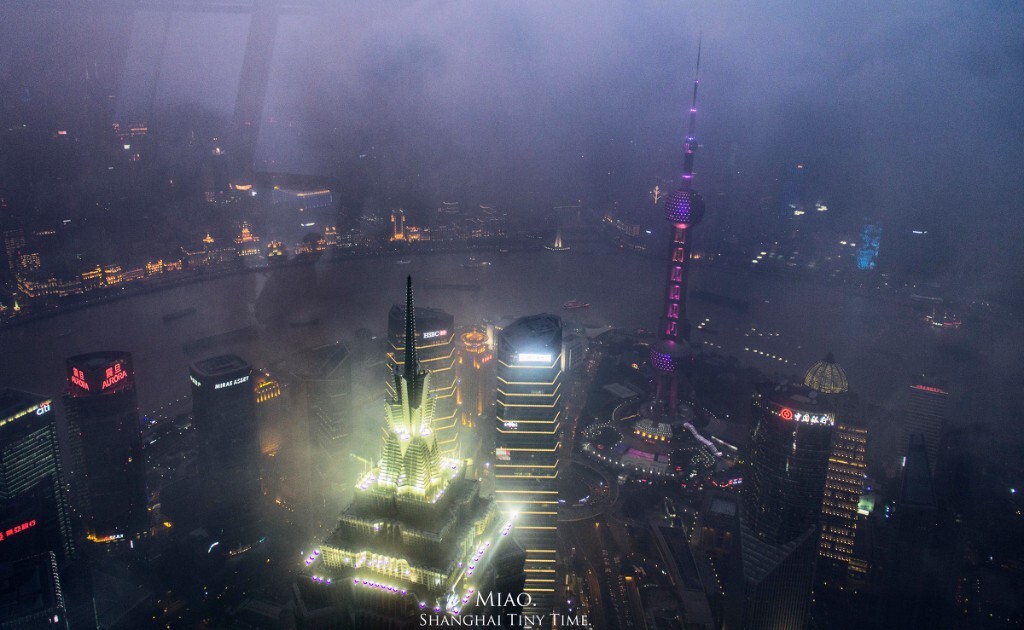 你可以通过各种各样的渠道去了解上海——这个在中国巨大的版图上最最耀眼的城市之一。或者，去掉“之一”。 ——郭敬明《小时代》 ； 修佳能的照片，每次都要感叹下宽容度