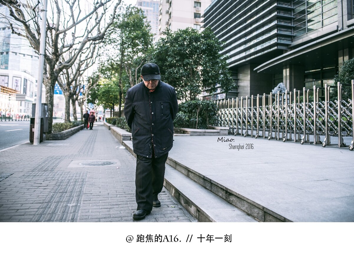     春节期间的上海，一位老者在漫行在空旷的街头。//“年岁的河已三百趟，那江水走遍大街小巷。” 
