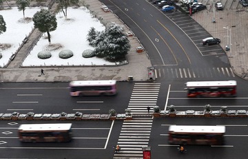 雪后早晨公交忙