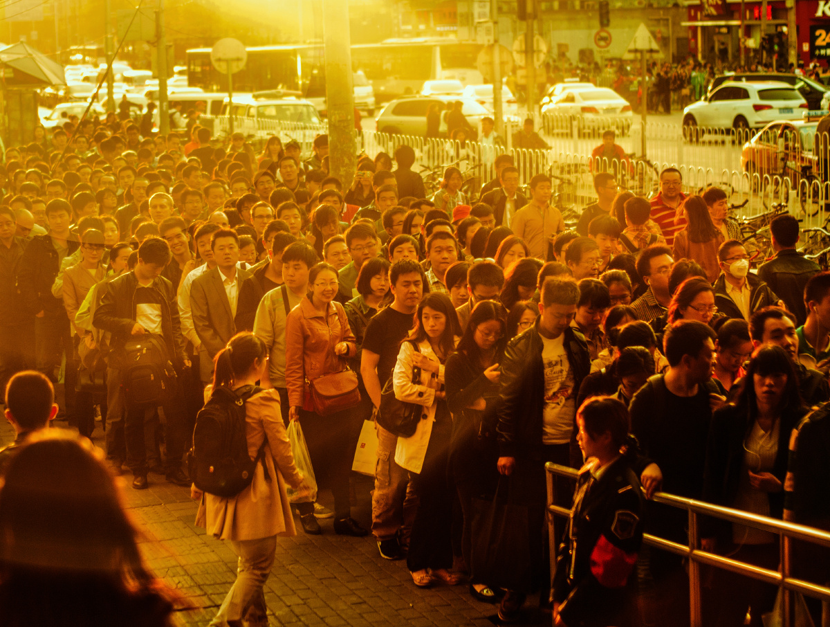 下班的五道口地铁站 br /> 金色光芒 br /> 掩盖了大家的焦虑