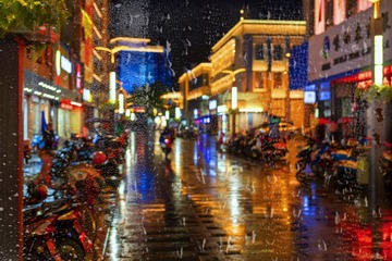 油画般的雨中街道