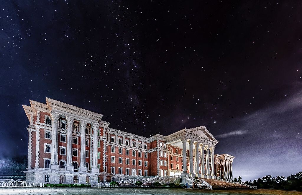 拍摄于2016年8月15号晚，地点云南大学呈贡新校区明远楼。虽然在郊区，但是光污染还是比较严重，所以星星比较稀疏。由于没有足够的空间拍摄，所以距离非常近，接片三张拍摄完成。