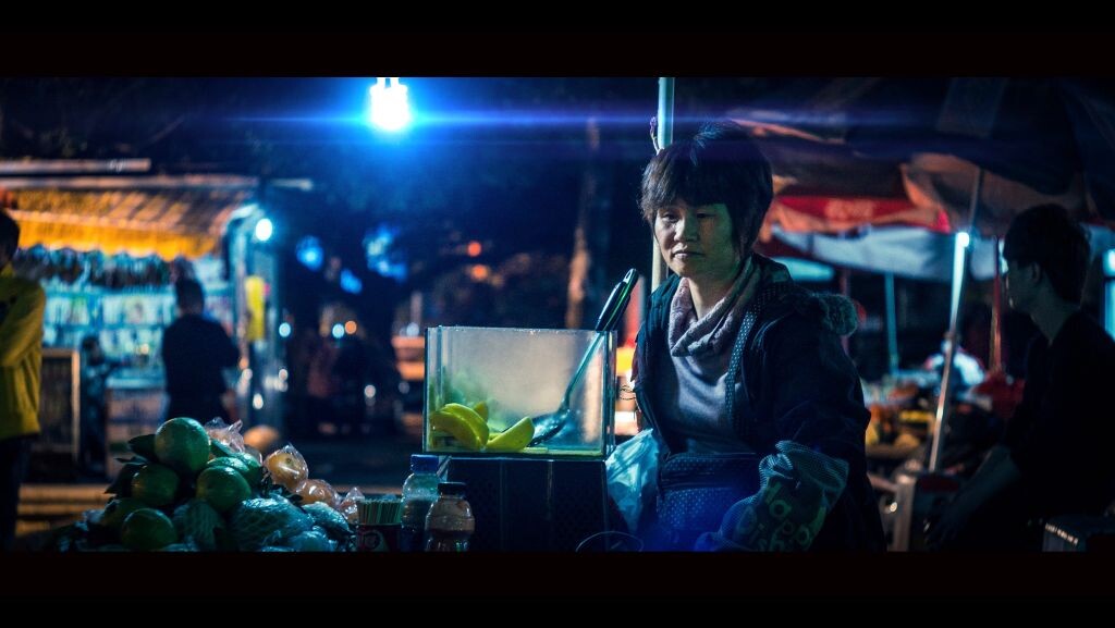 卖果的人总是看见你走过来就招呼