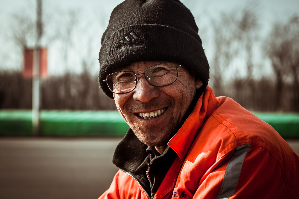 大爷一副严肃的朝我驶来,竟然给了我这么灿烂的一个笑容,惊喜万分 br