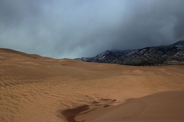 沙丘雪山