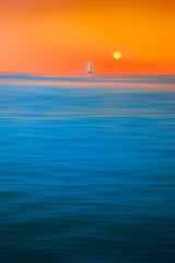 孤帆一片日边来The lone sail came over the sun