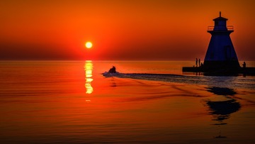 Sailing at dusk 黄昏出航