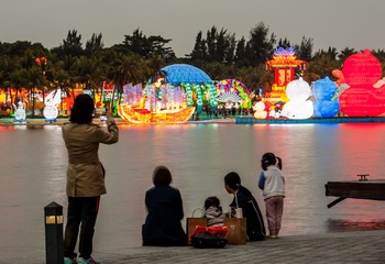 3，举家赏灯会