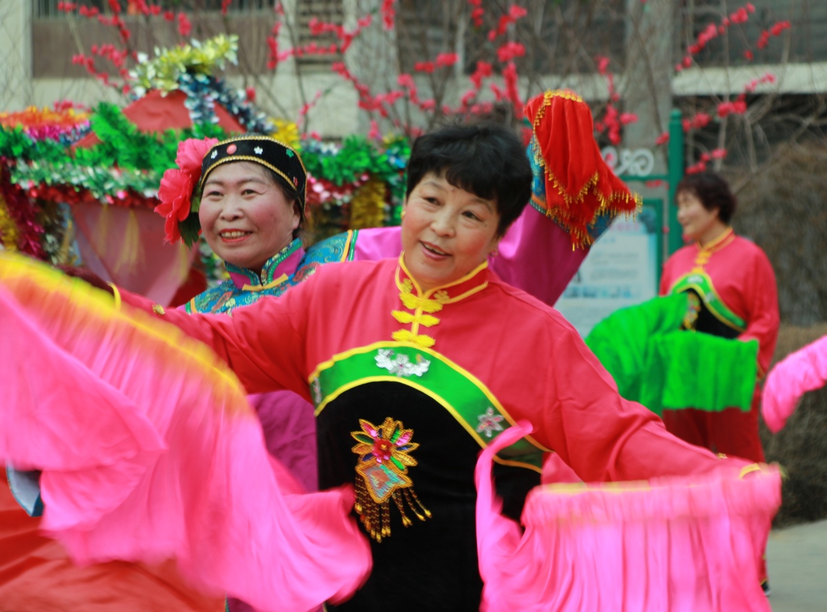 正月十五社火表演 大妈的眼神里表达出生活的幸福快乐