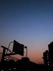 操场上空的国际空间站