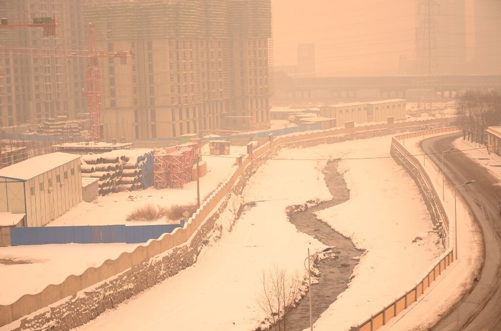 雪后河道边的建筑工地