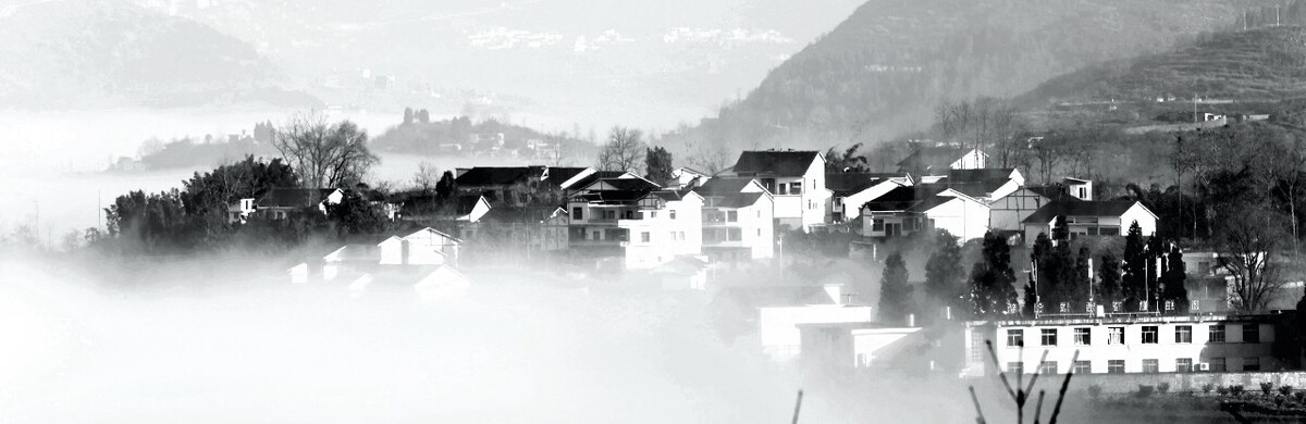 贵州高原初春，山村在晨雾中苑如仙境