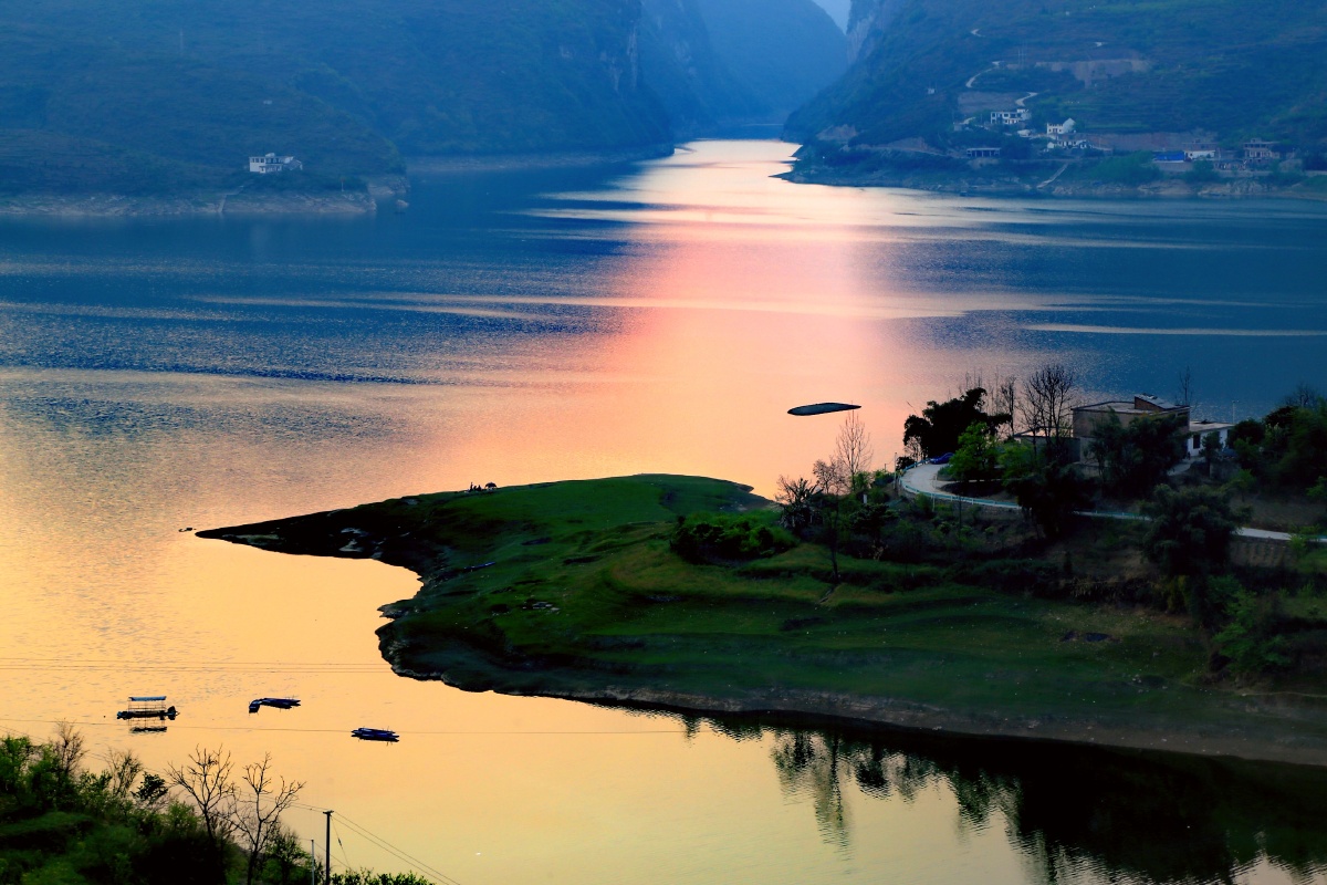 湖光山色两相和水面无风镜未磨