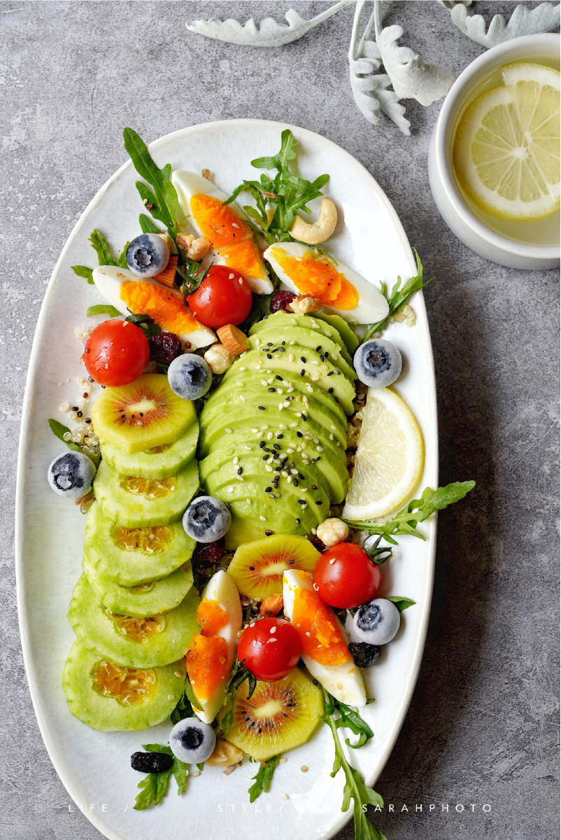 今日早餐:低脂低卡的健康轻食-藜麦牛油果蔬果沙拉 柠檬水 这样一份