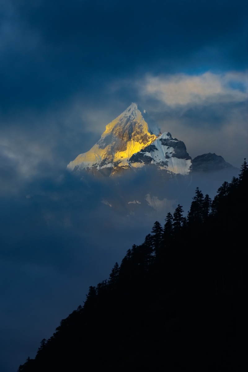 雨崩神女峰日照金山