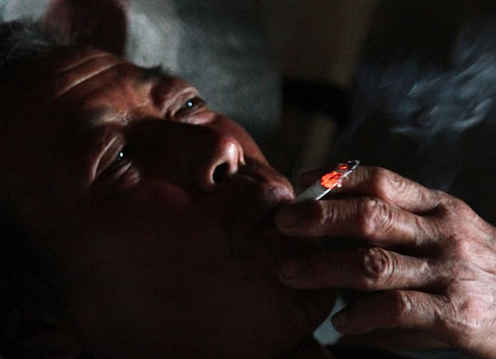 农民工们在艰苦的环境中快乐的生活,他们唯一的生活支柱——家.