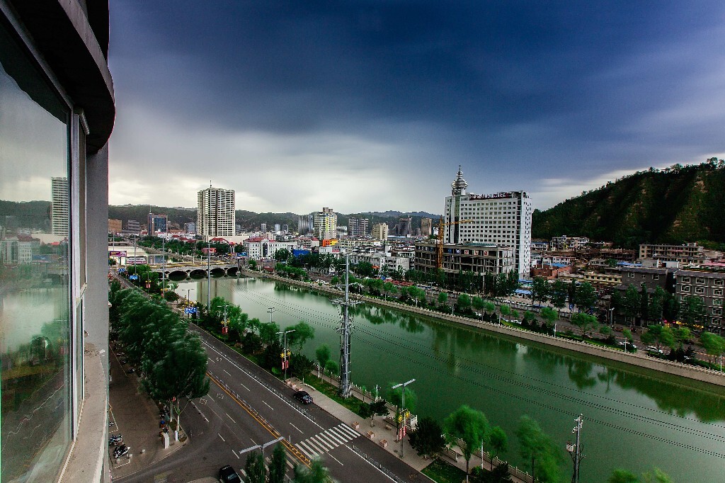暴风雨来临前的宁静