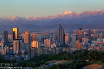 金山下的城市