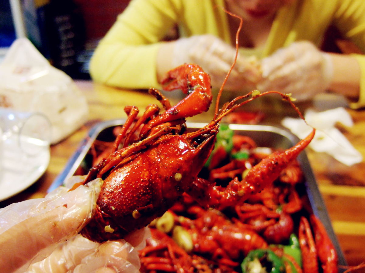 只能说剥小龙虾是一项技术活,我等拿惯了筷子的大西北人简直无从下手.