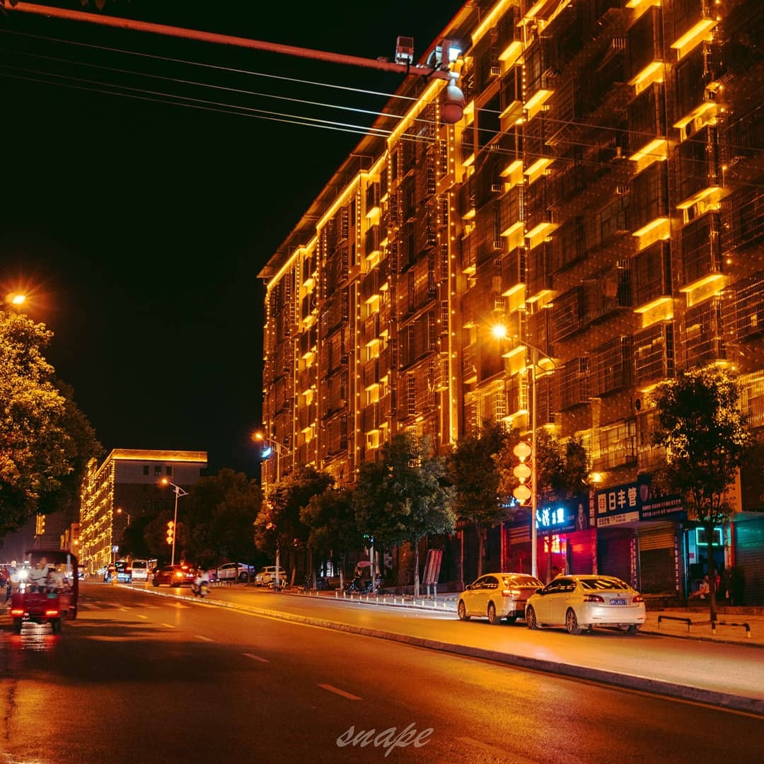 湖南永州市东安县晚上没事干下去散步偶遇两只lo娘