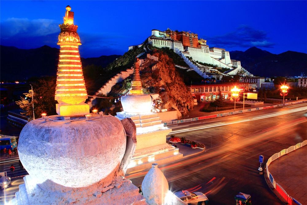 布达拉宫的夜景