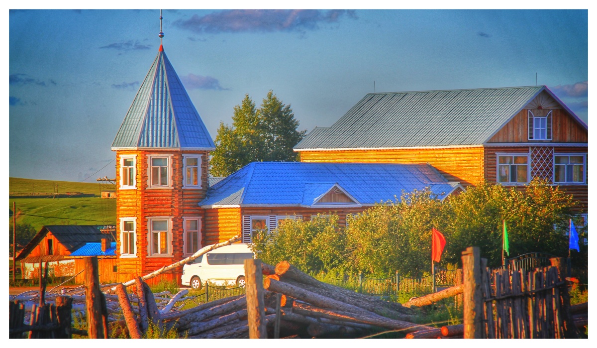 室韦镇的风光独特而又有魅力,古驿道从远方伸来,额尔古纳河从镇边北流