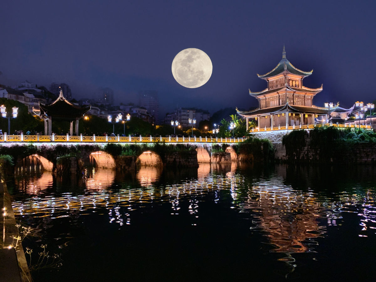 明月映照甲秀楼