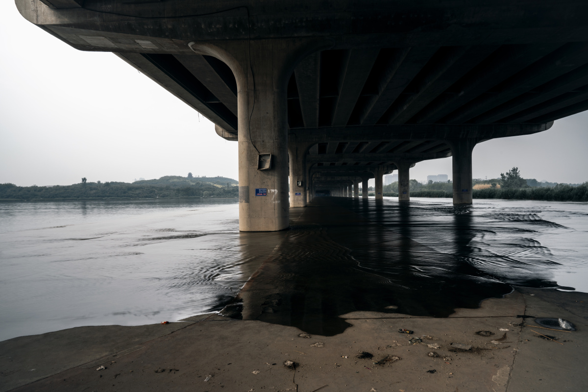 桥下的汹涌澎湃