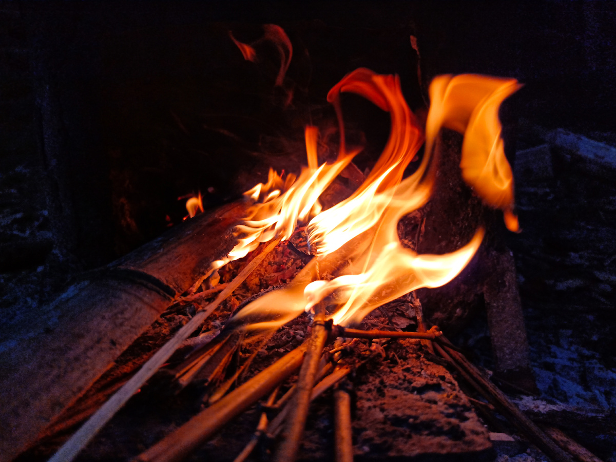 静坐炉旁,看木的燃烧,火的舞蹈,火旺,你可以听到