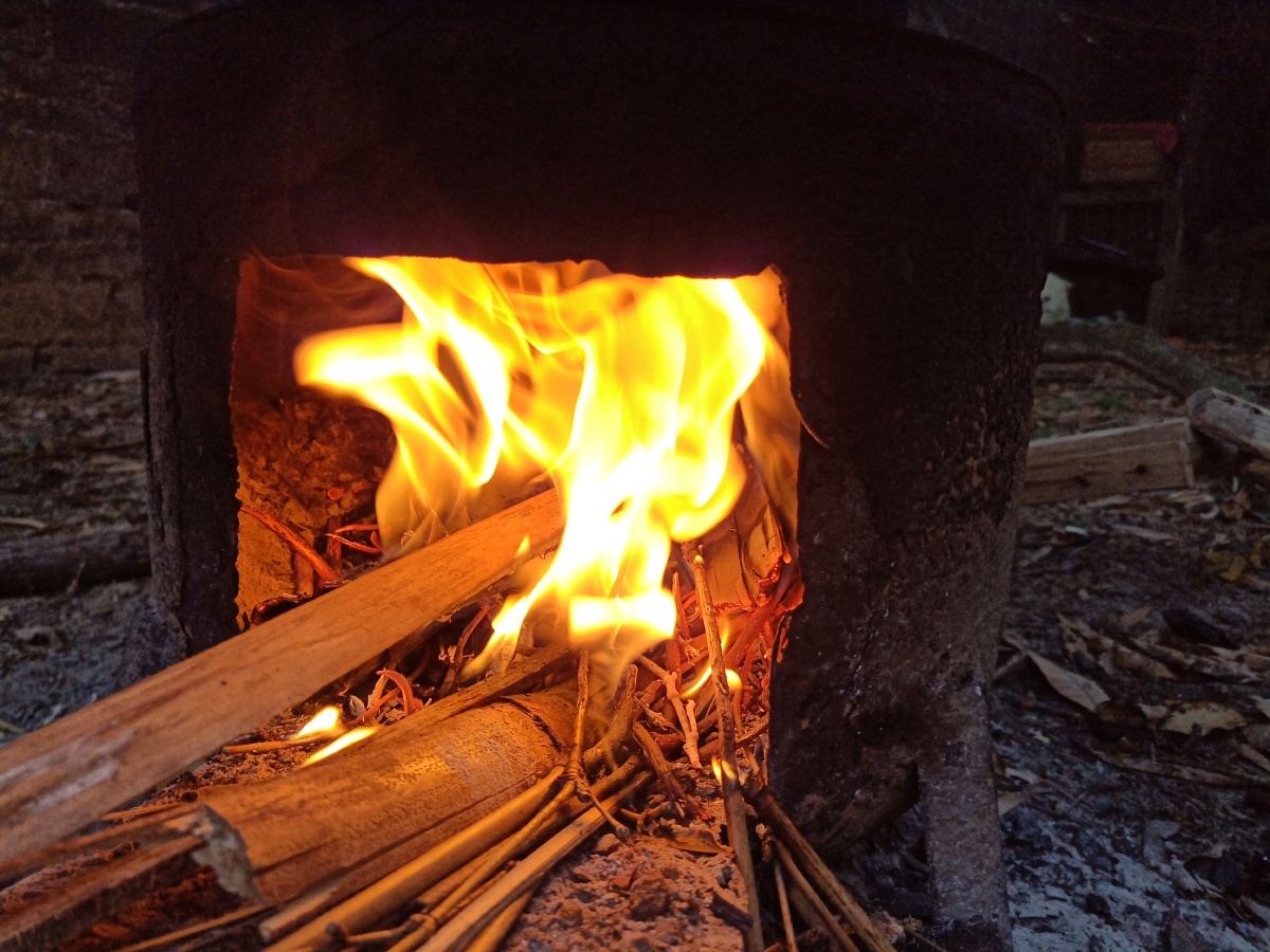 静坐炉旁,看木的燃烧,火的舞蹈,火旺,你可以听到