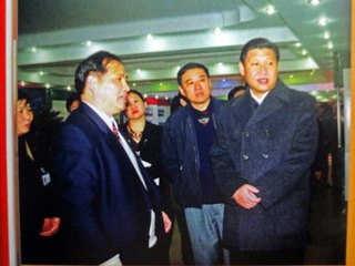 4 （2000-2002）年时任福建省省长的习近平参观福建三农企业展厅