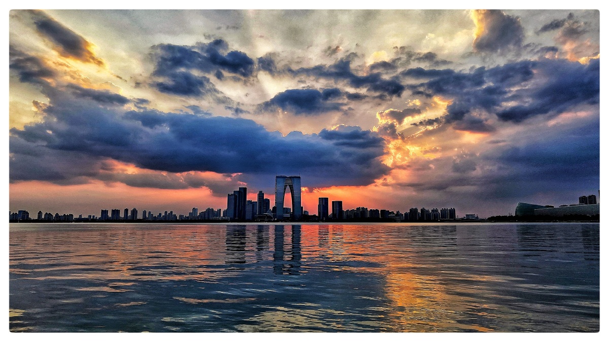 金鸡湖上东方之门