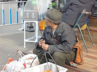 KFC前的老人