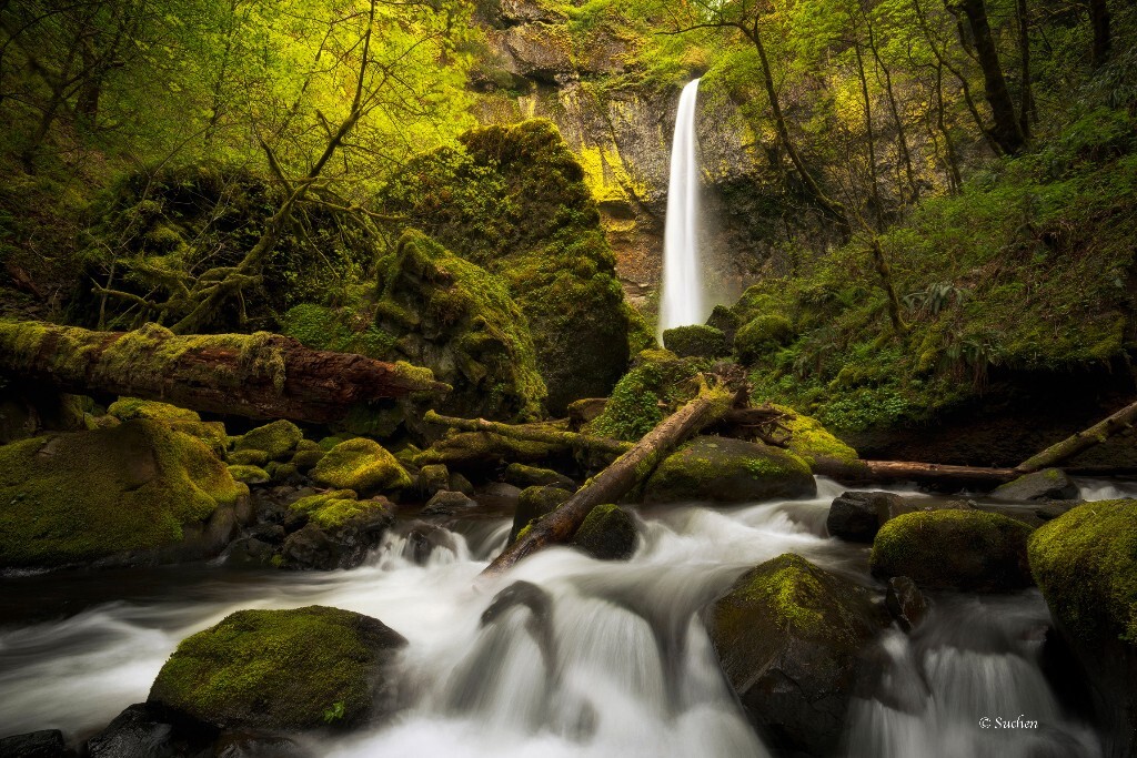 Elowah Falls. 简单的处理，基本保留了最自然的色彩。