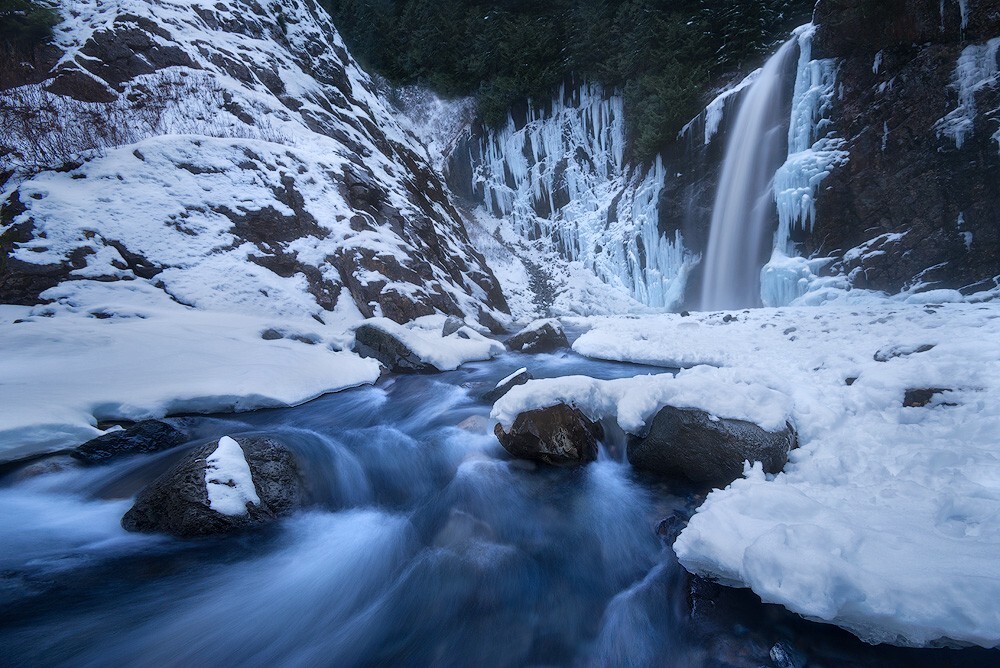 西雅图的冬天虽然不冷，但东边的级联山里早已是冰雪覆盖。抽了一个周末探访了Central Cascades区域离家最近的Franklin Falls。瀑布左右已经凝固成冰，只有中间水流最急的部分还在奔流。充分诠释了不进则退的自然规律。