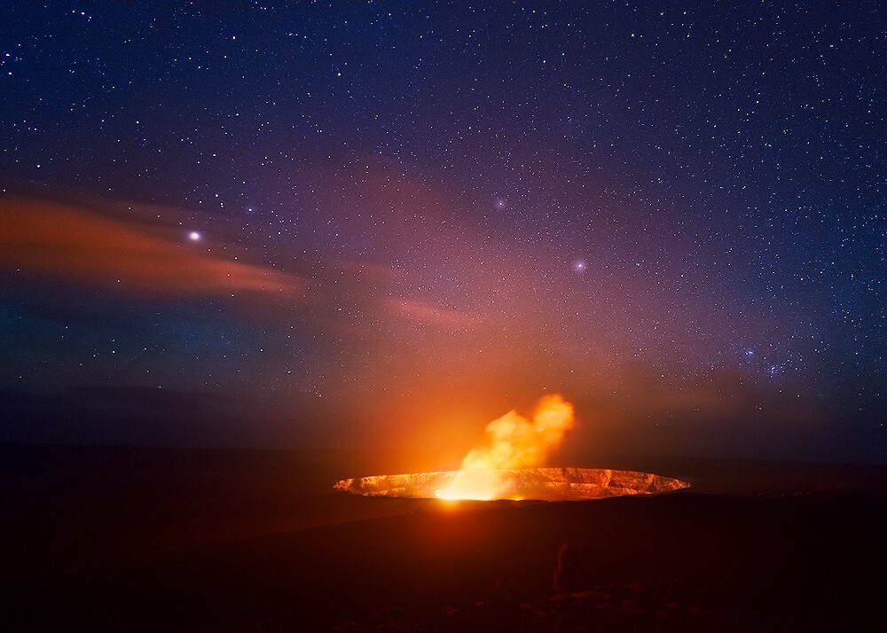 夏威夷大岛火山国家公园标志性景点Halemaumau Crater。一个看起来危险而疯狂的景点，实际却在公园博物馆边的观景台上，各种大人小孩老人在边上散步聊天。虽然是到此一游的景点，但第一次看到活火山的呼吸、岩浆的喷薄，还是甚感震撼。当夜幕降临，火山口才真正展示出其炽热和无尽的能量，由漫天繁星陪衬，天地相映。