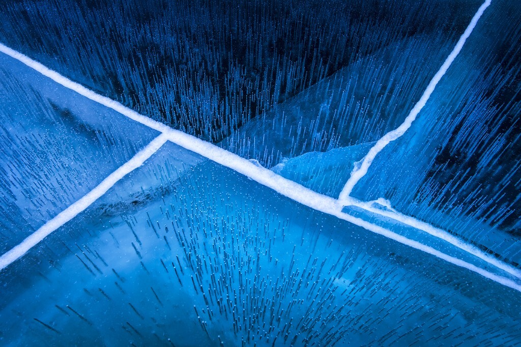 裸露的苏必利尔湖冰面就像大自然的画板，每个角落都保存了一幅抽象的杰作。湖底的气泡被极寒瞬间封存在了冰层里。每当有裂缝的地方，这些万箭齐发般的小冰泡便被浅色的背景映衬得特别夺目。