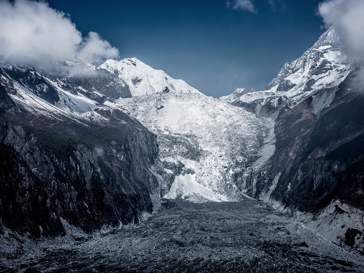 海螺沟以低海拔的冰川而著称,来到这里不爬冰川难免遗憾,趁着天气好雾