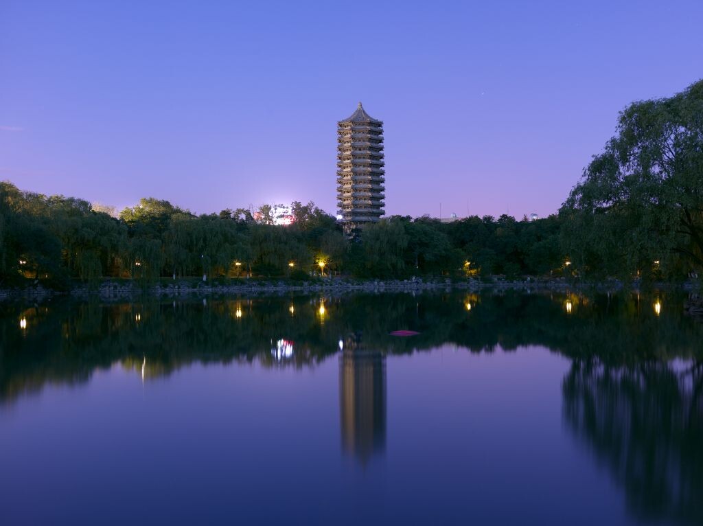 北京大学是多少学子慕名憧憬的地方，因为工作关系我好多次来到这里，这次特地选了晚上过来。未名湖畔点点灯光，一池湖水映澈着蓝天和博雅塔，北大的一腔文化传统也蕴藏在这湖天一色的神秘景象中，令人神往！