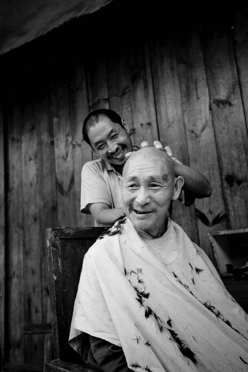 郪江庙会上的理发师傅和理发人.