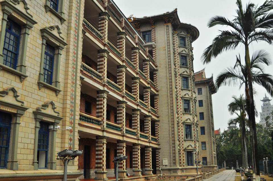 集美中学初中部 br /> 在教学楼里就能看见大海,多么舒心的环境啊