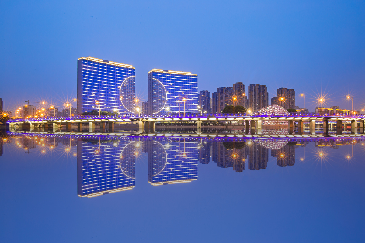 相城区地标性建筑"相之门"位于苏州市人民路最北部,依靠