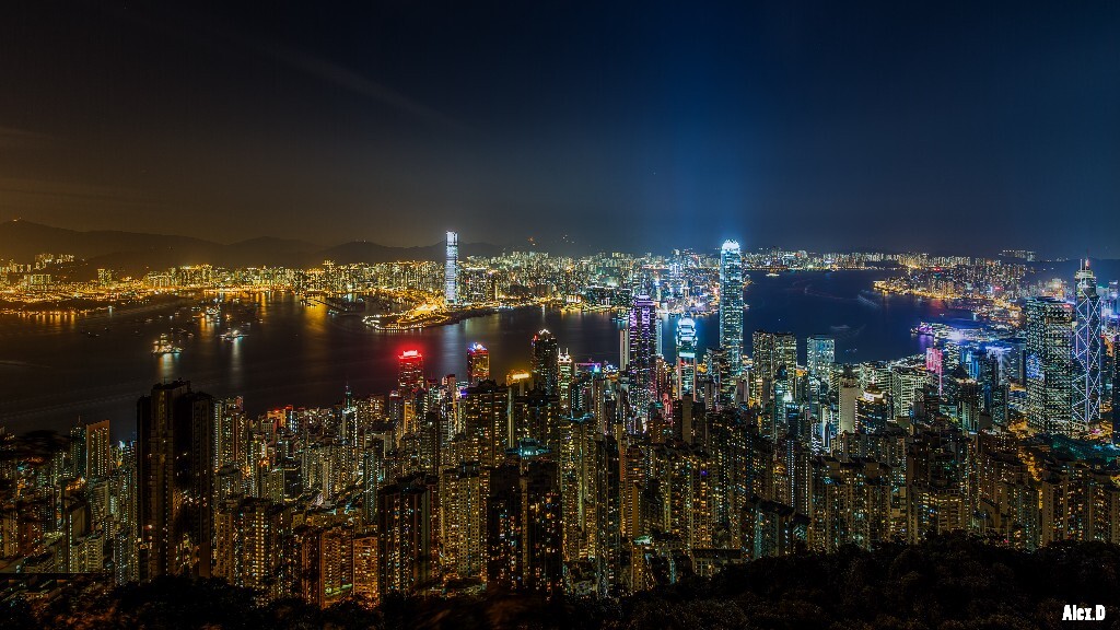 太平山际。<br />
<br />
俯瞰香港。