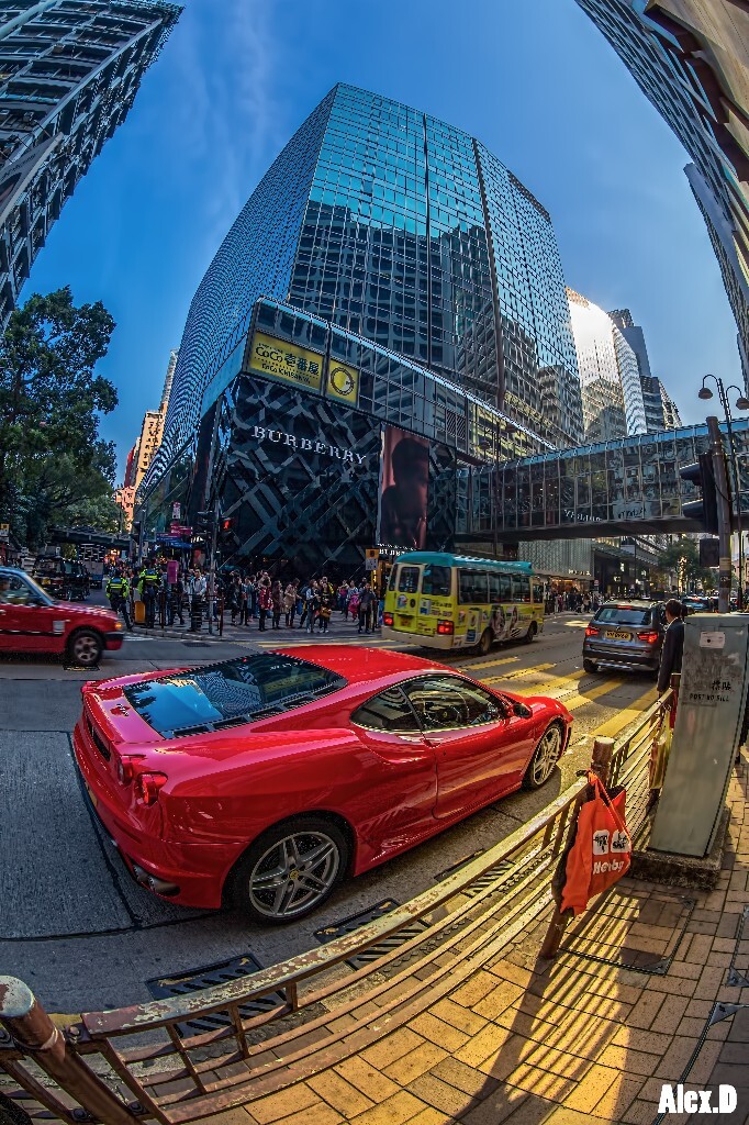 香港满街都是好车呢。