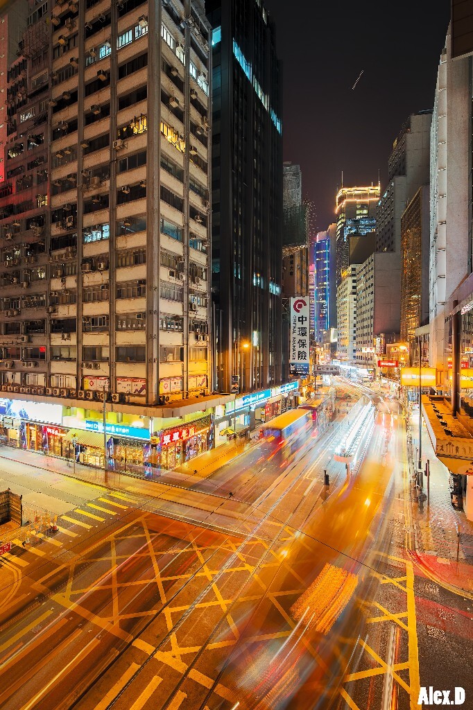 于香港租庇利街上天桥。<br />
<br />
香港的夜景太漂亮。但也太拥挤。<br />
<br />
有机会一定还会再去。<br />
<br />
其实画面中还有一个人。<br />
<br />
就好像大城市里的我们。卑微渺小。<br />
<br />
圣诞快乐！祝大家身体健康完事如意！