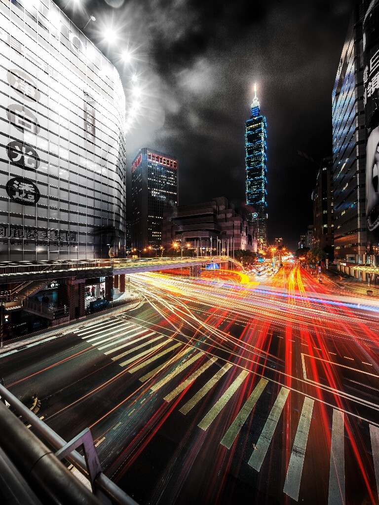 台北101<br />
经典机位+移轴接片+图层混合模式堆叠。<br />
虽已入夜。可台北还是如此迷人。